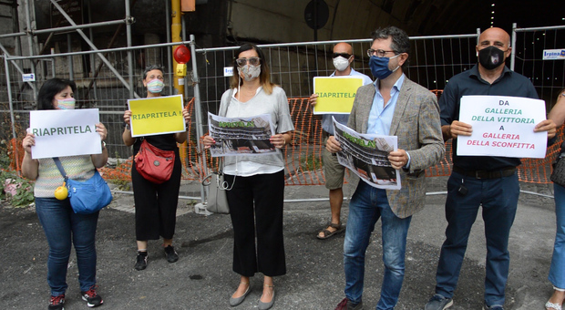 Galleria Vittoria di Napoli, protesta in piazza: «Noi abbandonati tra degrado e rifiuti»