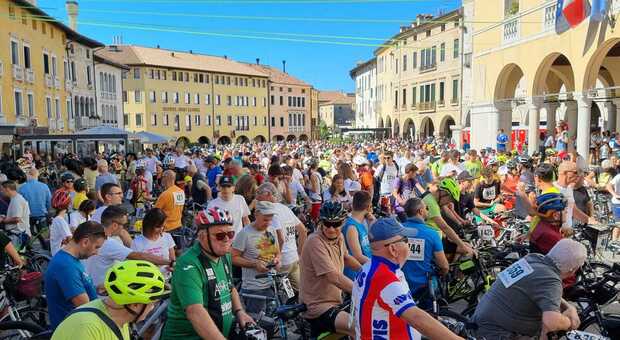 Piazza del Popolo invasa dai cicloturisti a Sacile
