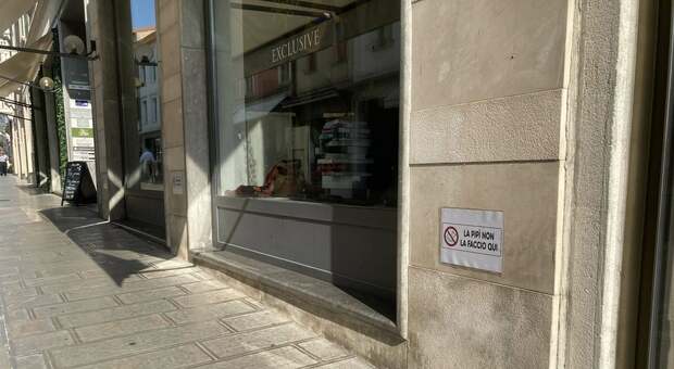 Commercianti esasperati: centro storico sporcato dai cani. Sulle vetrine cartelli "Io non la faccio qui"