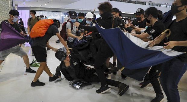 Hong Kong brucia, cinque settimane di proteste e violenze senza precedenti