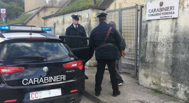 Chiede soldi per ridare il portafogli: all'appuntamento si presentano i carabinieri e lo arrestano