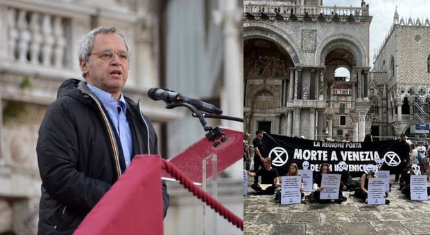 A sinistra Enrico Mentana durante un intervento a Venezia nel 2018, a destra gli "attivisti di Extinction Rebellion"
