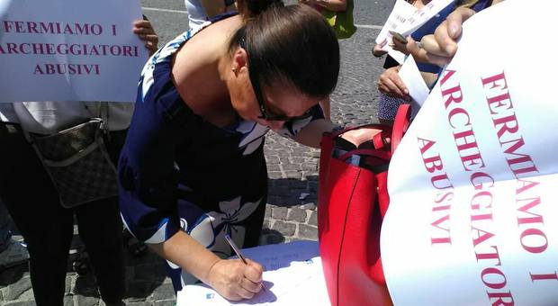 Napoli, oltre 4mila firme raccolte per chiedere l'arresto dei parcheggiatori abusivi