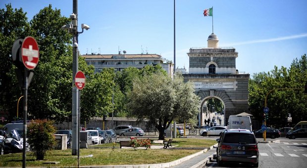 Roma, grave anziano travolto da auto pirata a Ponte Milvio: 40enne si costituisce