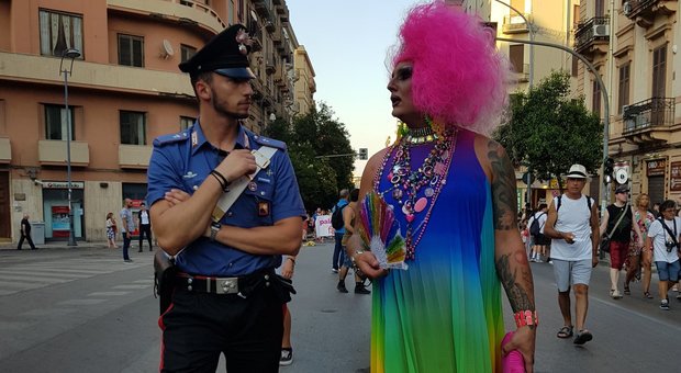 Palermo, il carabiniere al Pride con la Drag Queen: lo scatto è virale