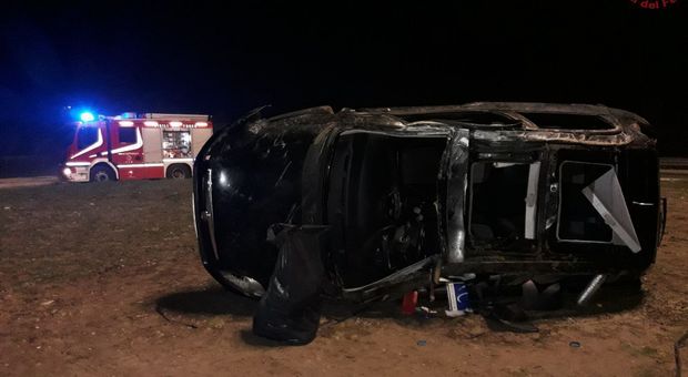 Incidente nella notte: auto finisce su un fianco, tre persone ferite in modo grave