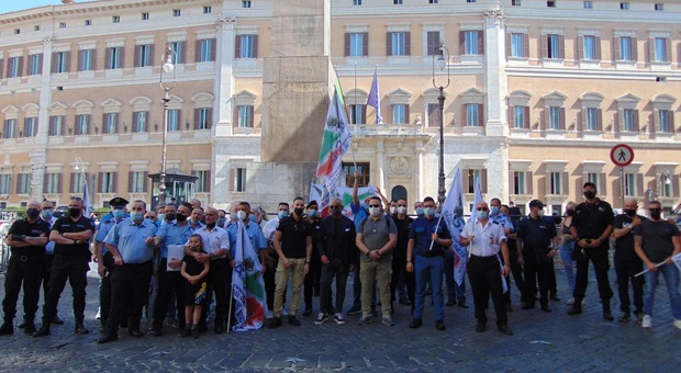 Associazione Guardie Riunite d'Italia, manifestazione di protesta davanti a Montecitorio