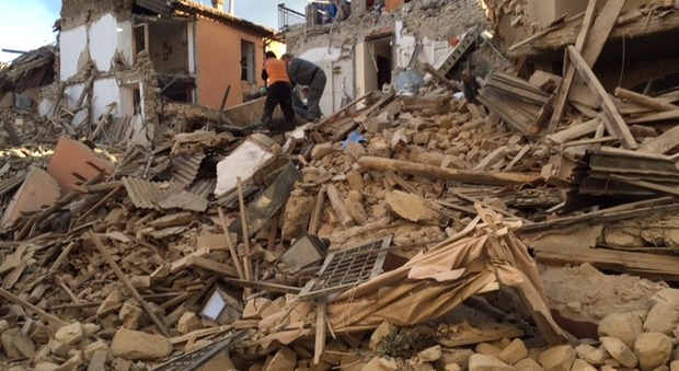 Terremoto, i vigili urbani bloccano due sciacalli che si aggiravano tra le rovine di uno stabile