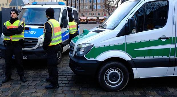 Berlino, uomo sale in taxi coperto di sangue e senza una mano poi ritrovata in un cassonetto
