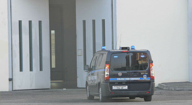 Un furgone con i detenuti entra nel carcere di Rovigo