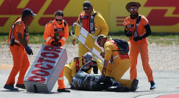 Miguel Oliveira soccorso dai medici subito dopo la caduta