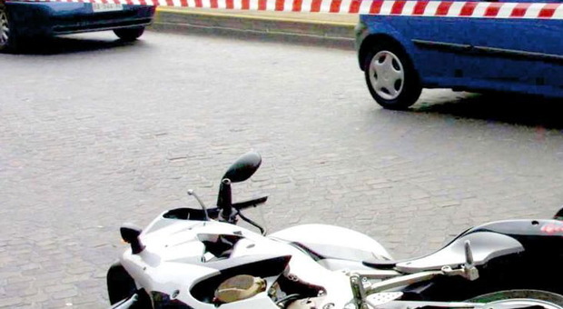 La moto prende fuoco dopo lo scontro con un furgone: morto un ragazzo di 30 anni