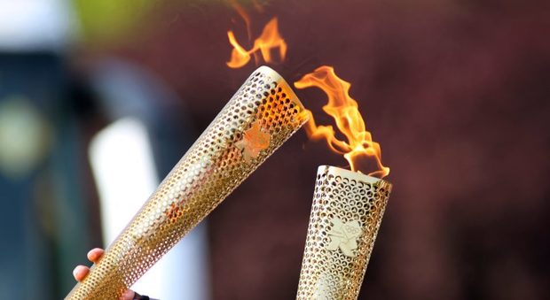 Rio2016, manifestanti assaltano torcia olimpica spegnendola