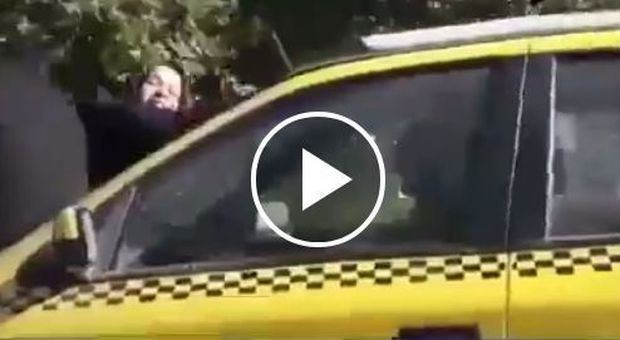 Tassista costringe la moglie a viaggiare sul cofano dell'auto "per punizione": le immagini choc