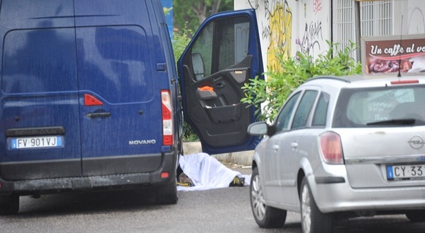 Uccidono l'amico in strada dopo essersi ubriacati: caccia agli assassini a Ostia