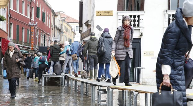Venezia, la marea in calo. Conte: «Risarcimenti fino a 5mila euro per privati, 20mila a esercenti»