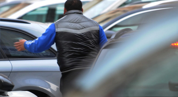 Parcheggiatori abusivi insistenti e minacciosi: sanzionati dopo la tentata fuga