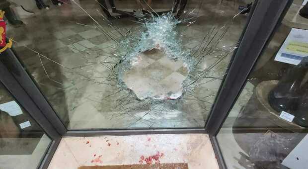 Bari, distrugge vetrata di un negozio: arrestato autore di una spaccata