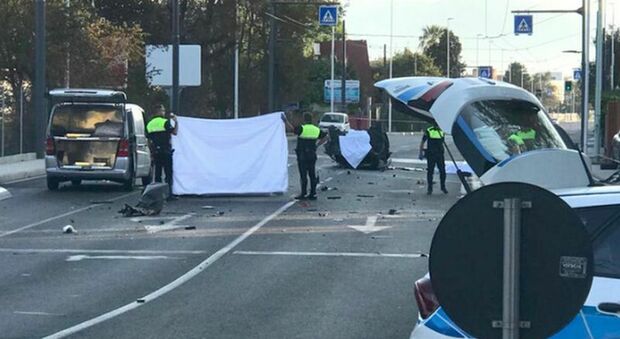 Selfie con il morto dopo l'incidente, passante si ferma e scatta la foto con l'automobilista sull'asfalto