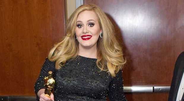Adele: "Non sono io a usare Twitter" Stop dal suo agente per le gaffe da ubriaca