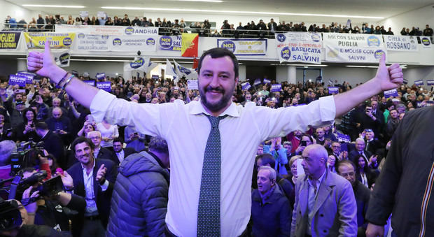 Salvini, niente comizio in Sicilia: «Meglio evitare scemi come a Napoli»