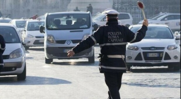 Lazio zona rossa e il Campidoglio blocca il traffico: «Il 21 marzo domenica ecologica, stop alle auto»