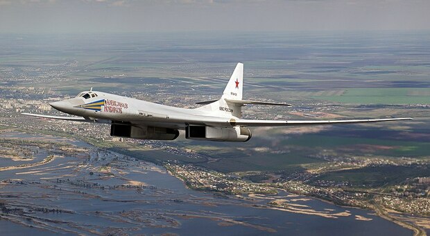 Putin testa il "nuovo" bombardiere nucleare Tu-160M potenziato: dagli esordi nell'Urrs alla versione Blackjack
