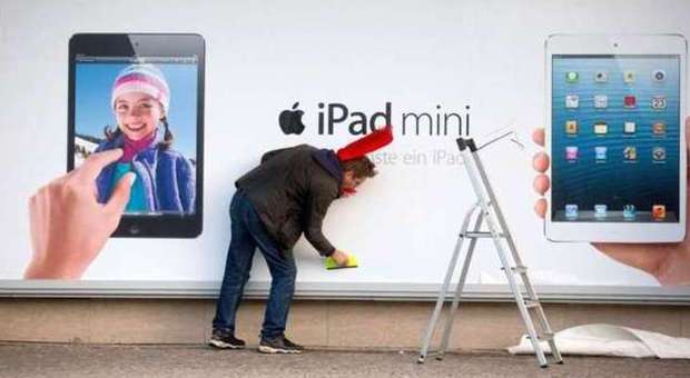 Un pubblicità del nuovo iPad mini in allestimento