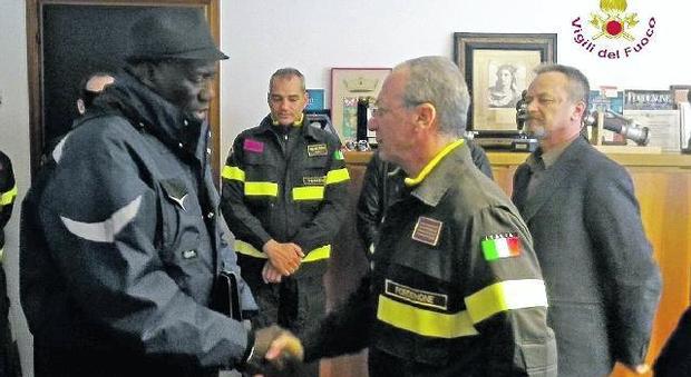 Dopo la tragedia di Pinzano l'abbraccio con i pompieri