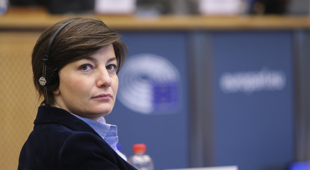 Lara Comi arrestata, l'ex eurodeputata di FI accusata di tangenti: «31mila euro per una tesi di laurea scaricata su internet»
