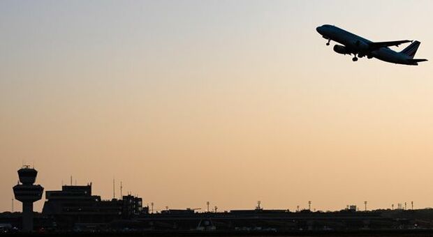 Traffico aereo, il crollo del 2020: passeggeri -72,5% e perdite oltre un miliardo