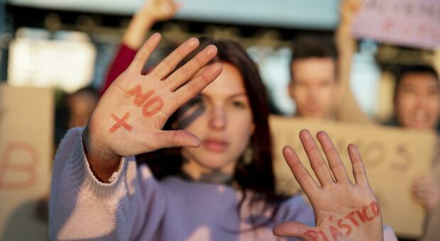 Ue approva norme vincolanti per proteggere le donne dalle violenze, gli stati membri hanno 3 anni per recepirle