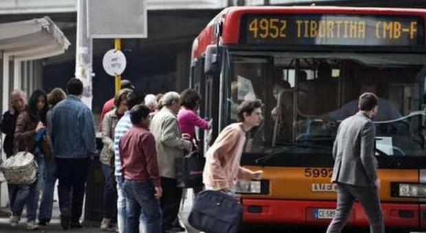 Roma, il bus è guasto? «L'autista deve guidarlo»: esposto Usb contro il manuale Atac
