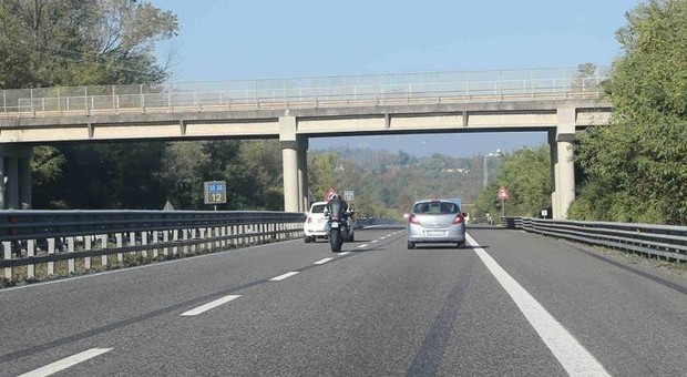 Rapina donne col trucco del tamponamento nel Napoletano, caccia all'uomo della Peugeot 206 grigia
