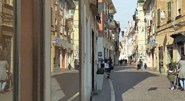 Pesaro, canoni stellari, negozi sfitti ed effetto lockdown: così il centro storico perde pezzi