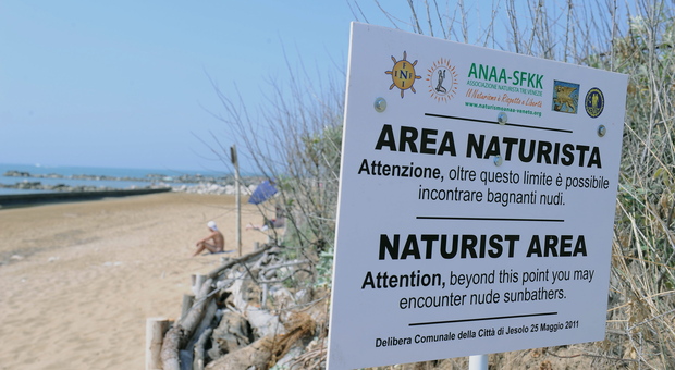Scambisti e sesso sulla spiaggia del Mort: «Situazione indecente, servono controlli»