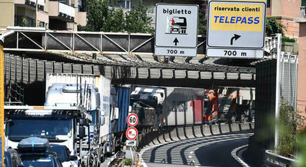 Camionisti contro il Green pass: «Guidiamo a 30 km/h, blocchiamo l'Italia». Ma la protesta è un flop