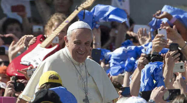 Papa Francesco: sacramenti non si negano, chi siamo per chiudere le porte della Chiesa?