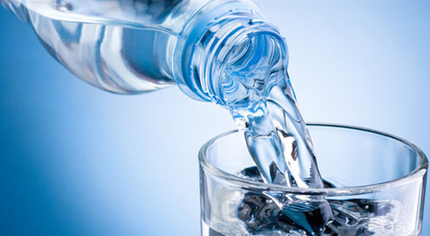 Milano, acqua potabile venduta per terapeutica: sequestrati i lotti di AcquaUro e Acquaendo