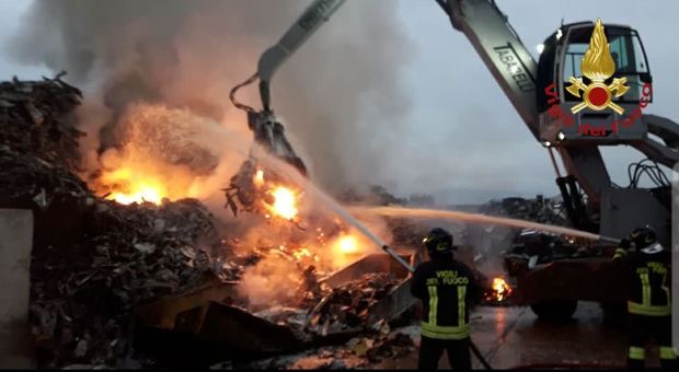 Incendio in una fabbrica alle porte di Roma, intervengono i vigili del fuoco