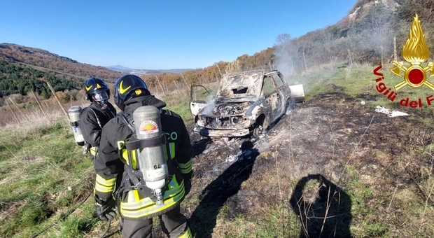 Orvieto. Auto di un cacciatore distrutta dalle fiamme, l'intervento dei vigili del fuoco