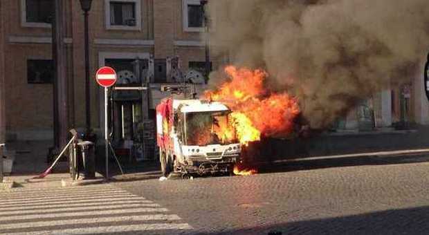 Fiamme e scoppi vicino a piazza San Pietro: si incendia un mezzo dell'Ama
