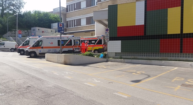 Fermo, molesta i passanti davanti all'ospedale Murri