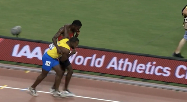 5.000 metri, l’atleta della Guinea sorregge l’atleta di Aruba distrutto
