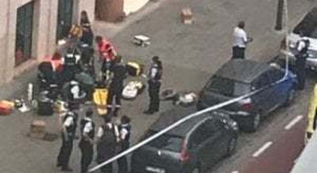 Bruxelles, uomo armato di coltello attacca militari: «Ucciso»