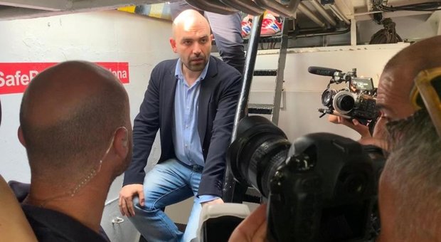 Saviano torna a Napoli a bordo della Open Arms: «Governo complice dei trafficanti»