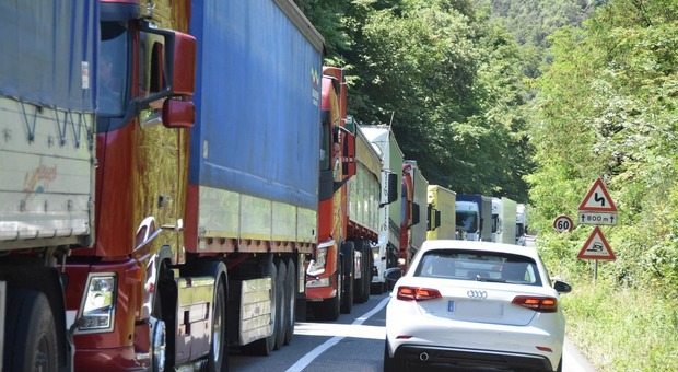 Viadotto di Montoro chiuso verso divieto divieto transito tir dal caselllo di Orte