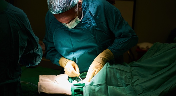 Incidente sul lavoro, operaio perde entrambe le mani: i chirurgi gliele reimpiantano. L'intervento straordinario