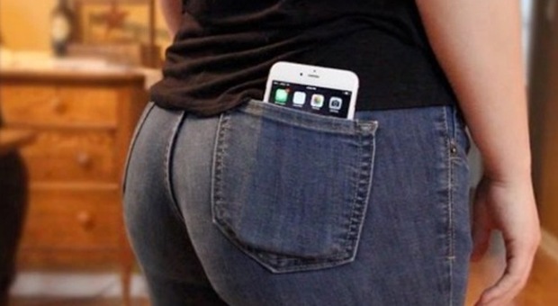 "Ustioni di secondo grado per l'iPhone in tasca. Una cicatrice come quella di un ferro da stiro"