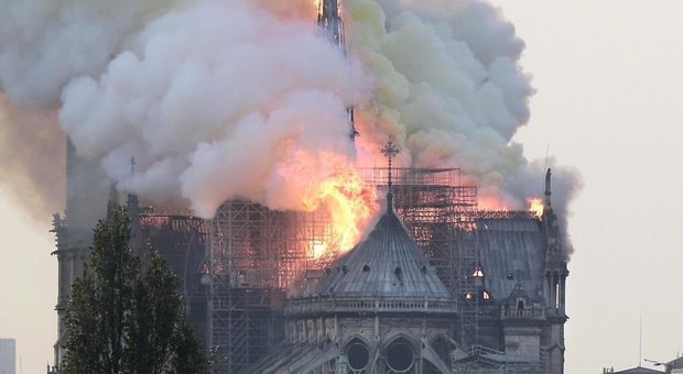Notre-Dame ancora in pericolo, l'allarme del capocantiere: «Rischia di crollare»